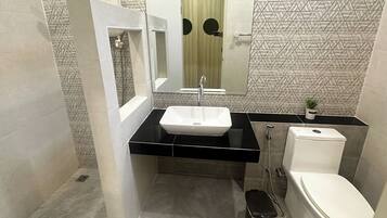 Deluxe Double Room | Bathroom | Shower, rainfall showerhead, free toiletries, hair dryer