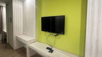Deluxe Double Room | Desk, free WiFi, bed sheets