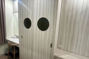 Deluxe Double Room | Desk, free WiFi, bed sheets