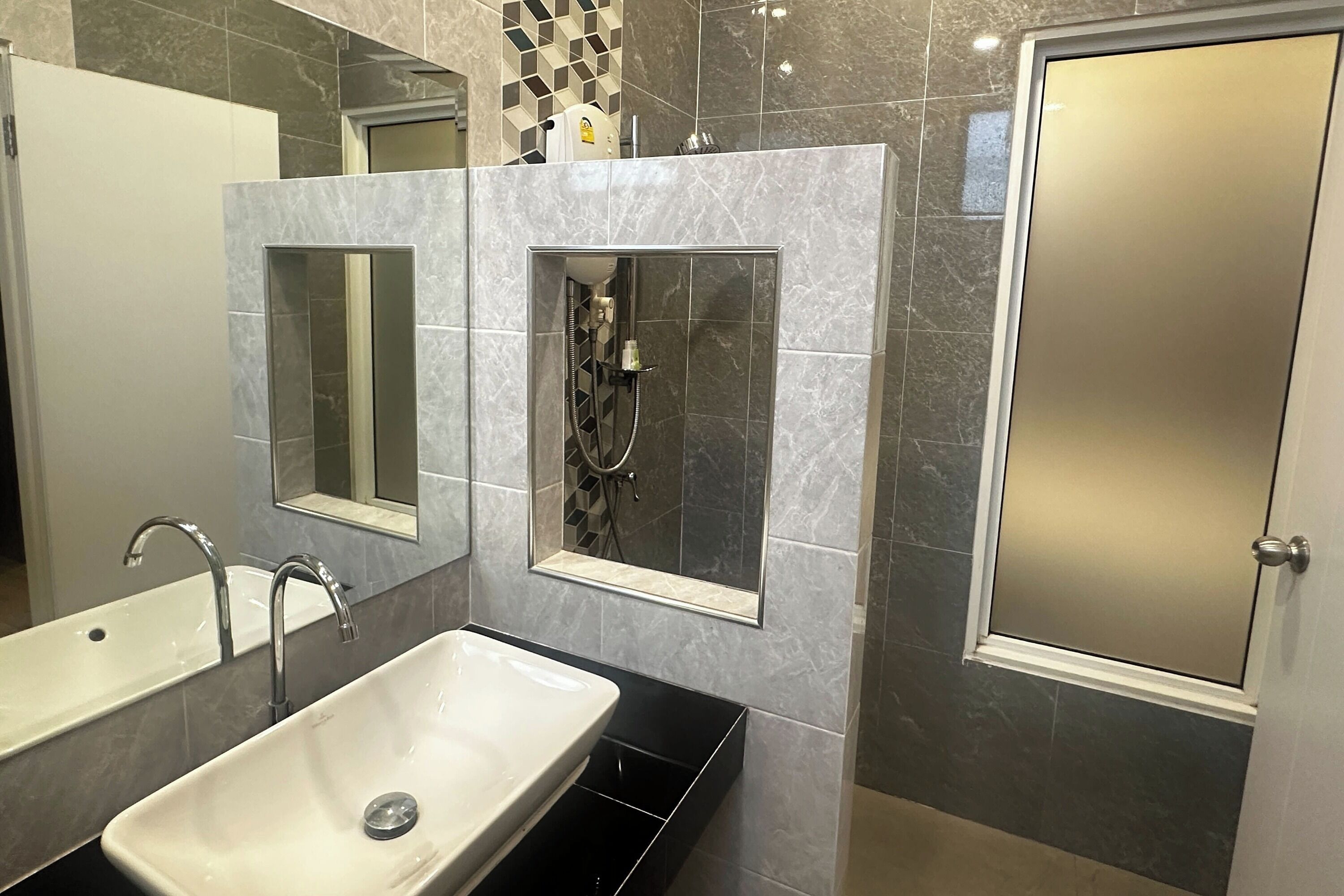 Habitación Deluxe doble | Baño | Ducha y cabezal de ducha tipo lluvia