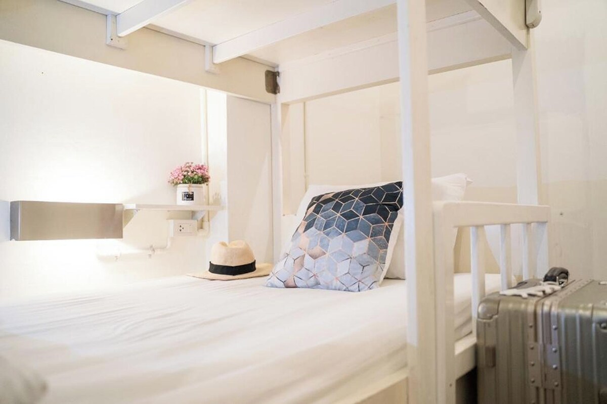 WiFi (free), bed sheets