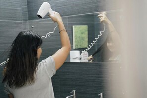 Shower, free toiletries, towels - Qilombo Hostel Silom (Bangkok)