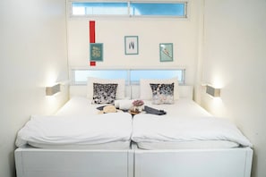 Habitación con 2 camas individuales, baño compartido | Wifi gratis y ropa de cama 