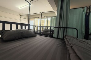 Cortinas blackout, wifi gratis y ropa de cama 