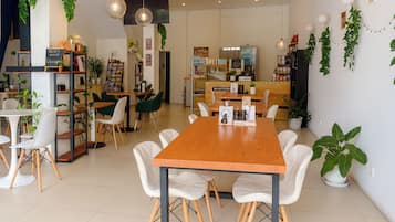 ฝ่ายต้อนรับ