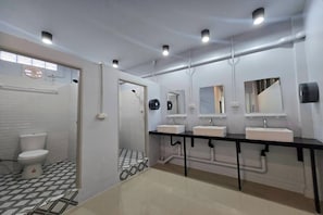 Shared bathroom - Hostel Happy Elephant (Chiang Mai)