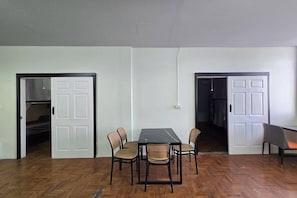 Lobby sitting area - Hostel Happy Elephant (Chiang Mai)