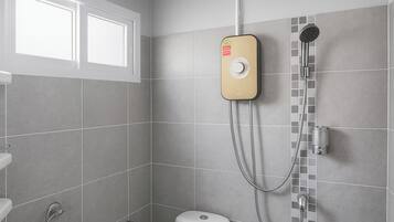 Shower, rainfall showerhead, free toiletries, hair dryer