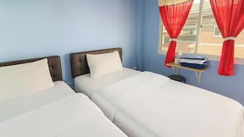 Twin Room, Private Bathroom | Desk, free WiFi