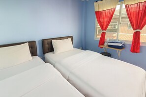 Twin Room, Private Bathroom | Desk, free WiFi