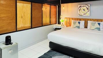 Standaard tweepersoonskamer | Een minibar, een bureau, een strijkplank/strijkijzer, gratis wifi