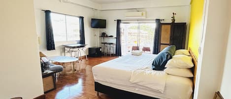 高級客房, 陽台 | 迷你吧、書桌、熨斗/熨衣板、免費無線上網