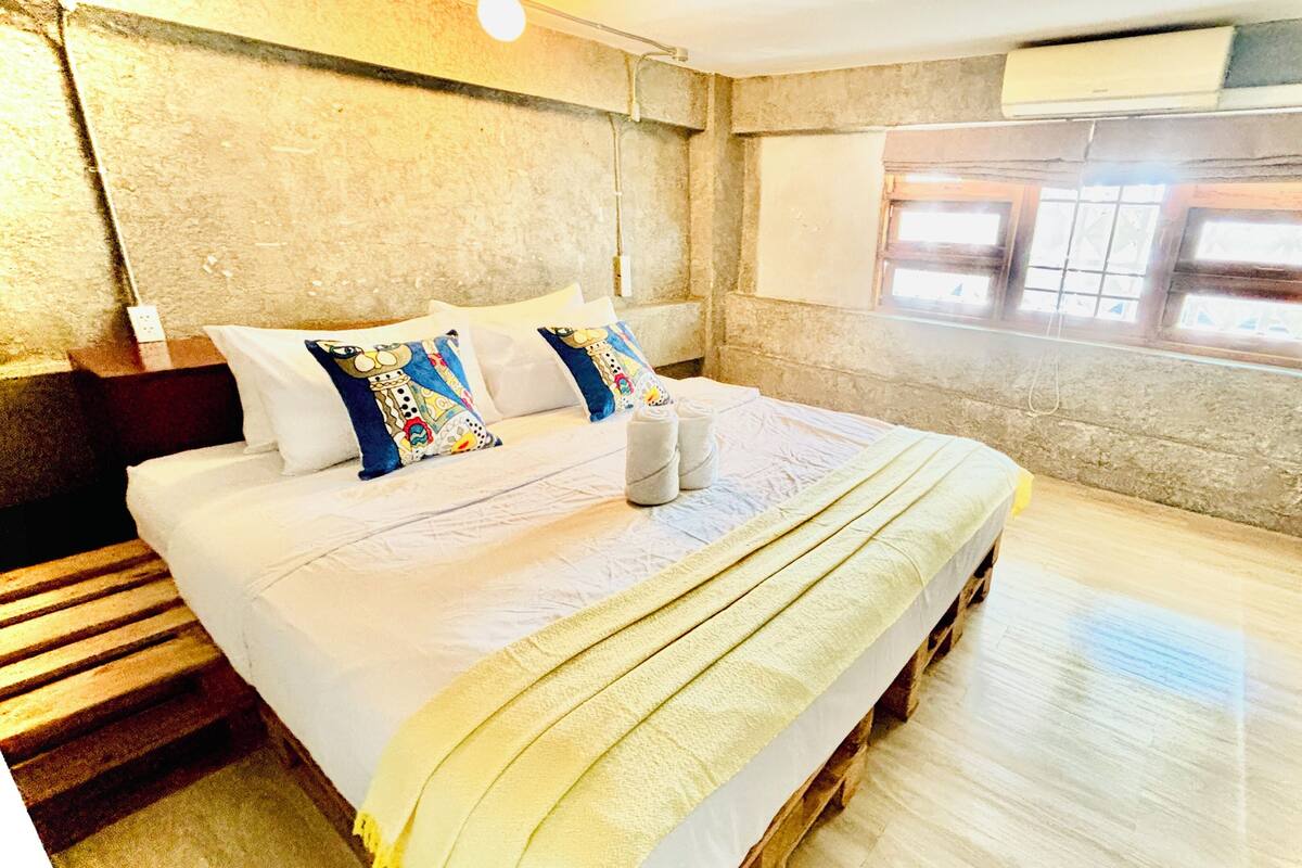 Studio Double Room | Minibar, desk, iron/ironing board, free WiFi