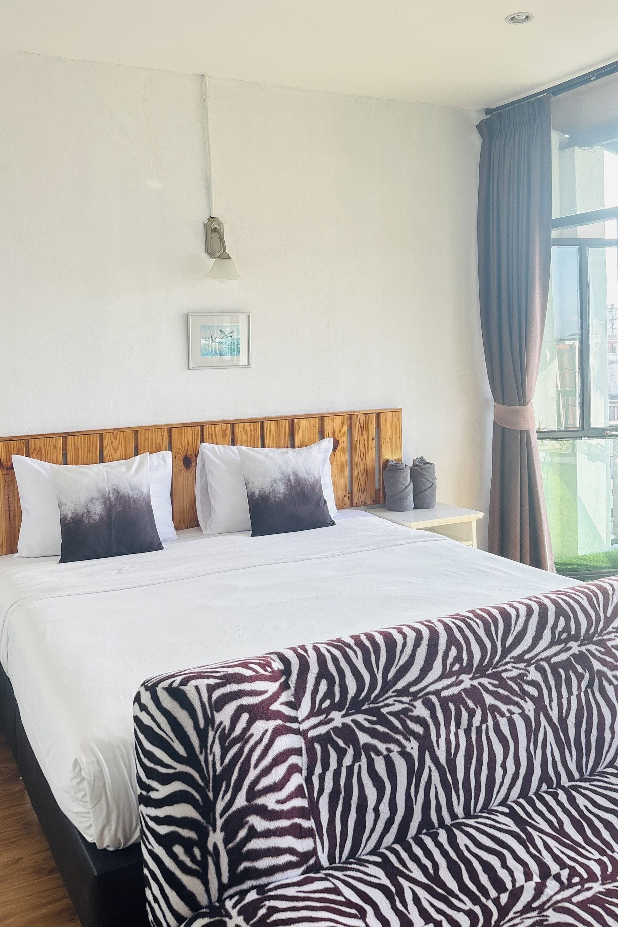 Deluxe-herbergi - svalir | Míníbar, skrifborð, straujárn/strauborð, ókeypis þráðlaus nettenging