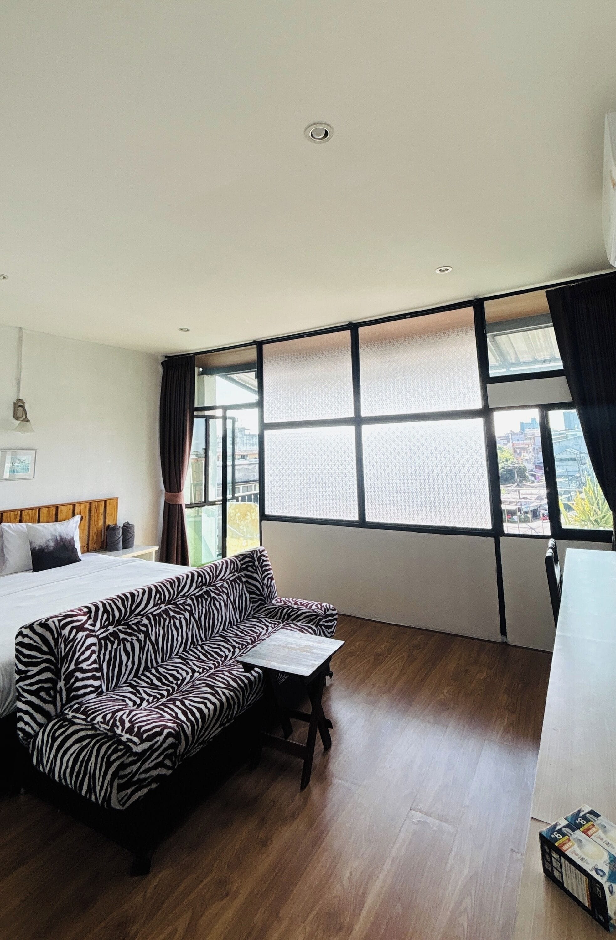 Minibar, escritorio, tabla de planchar con plancha y wifi gratis 