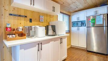 ثلاجة، ميكروويف، فرن، موقد طهي مسطح