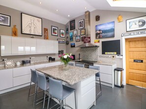 Lave-vaisselle, batterie de cuisine, vaisselle et ustensiles