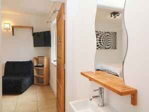 4 bedrooms, individually decorated, individually furnished, free WiFi