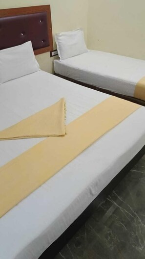 三人房 | 折叠床/加床（额外收费）、免费 WiFi、床单