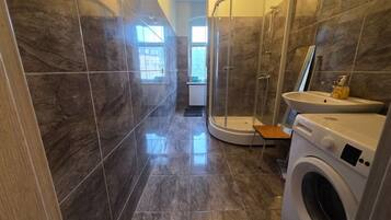 Haartrockner, Handtücher, Seife, Toilettenpapier