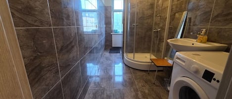 Haartrockner, Handtücher, Seife, Toilettenpapier