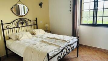 3 bedrooms, desk, iron/ironing board, free WiFi