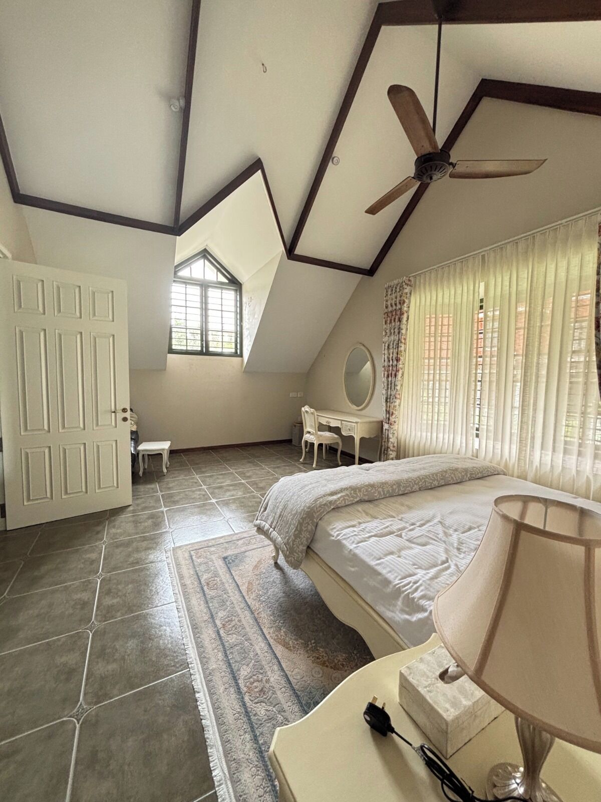 4 bedrooms, iron/ironing board, internet, bed sheets