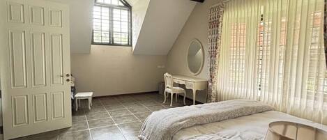 4 bedrooms, iron/ironing board, internet, bed sheets