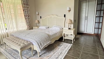 4 bedrooms, iron/ironing board, internet, bed sheets