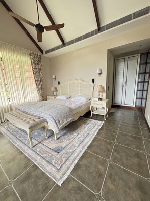 4 habitaciones, tabla de planchar con plancha y acceso a internet 