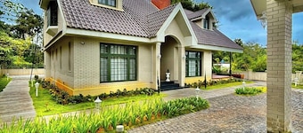 4-bedroom cottage in awesome Kalpetta with AC