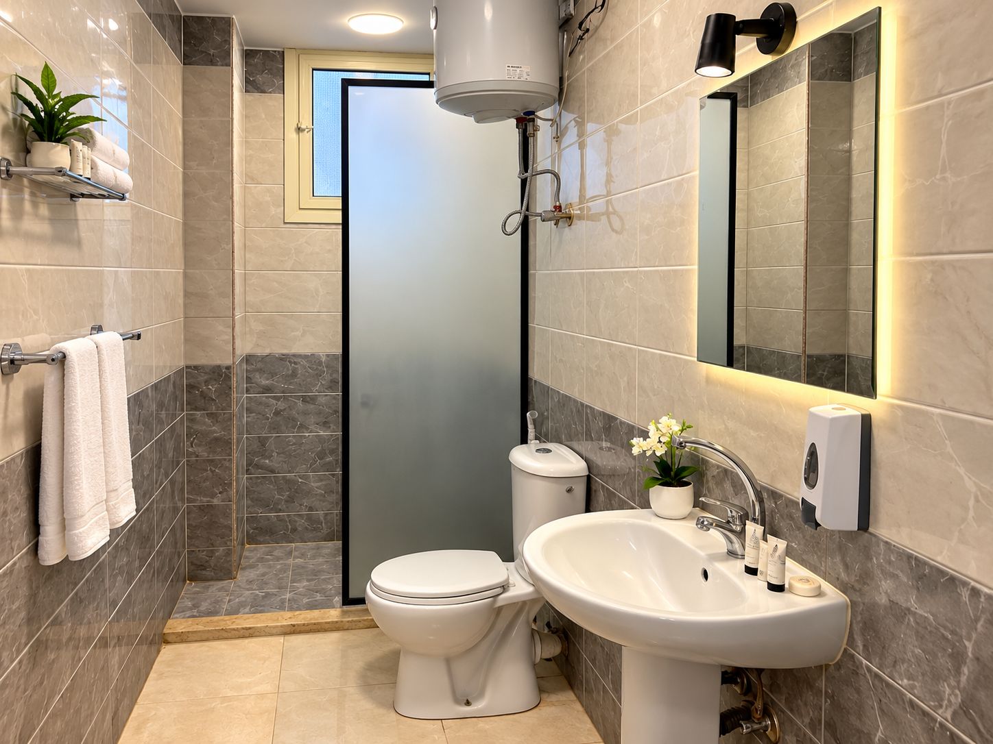 Casa de banho moderna com sanita, lavatório e porta-toalhas.