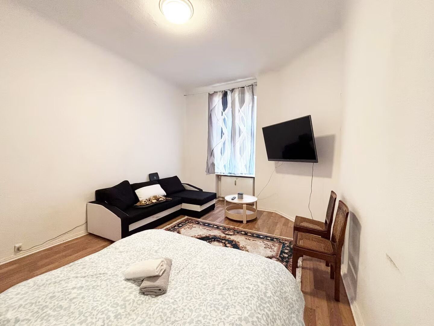 1 slaapkamer, een strijkplank/strijkijzer, wifi, beddengoed