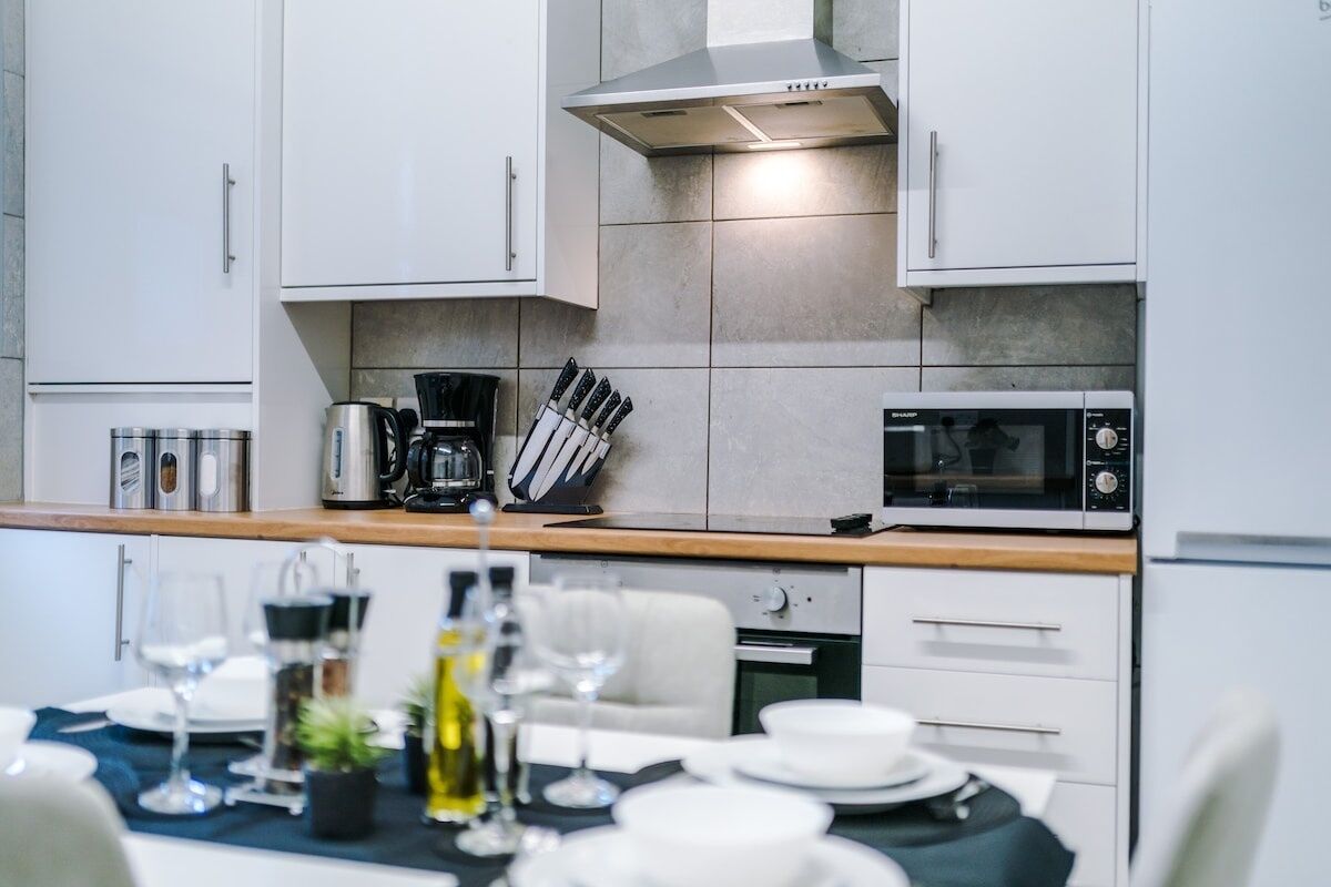 Kjøleskap, mikrobølgeovn, ovn og kokeplater