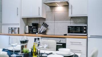 Kjøleskap, mikrobølgeovn, ovn og kokeplater