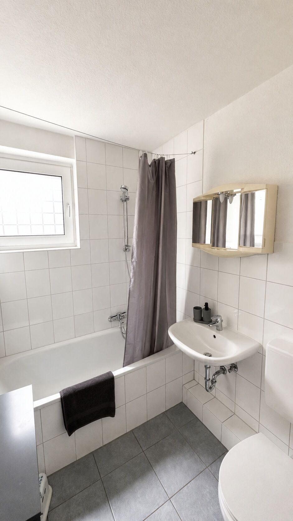 Haartrockner, Handtücher, Seife, Toilettenpapier