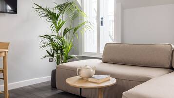 Appartement | Woonruimte | Een 44-inch flatscreentelevisie met kabelzenders