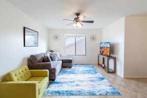 تلفزيون، مدفأة، مكتب