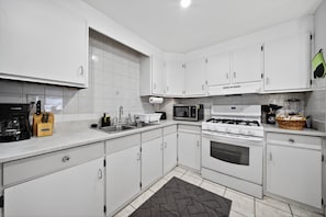Fridge, microwave, oven, coffee/tea maker
