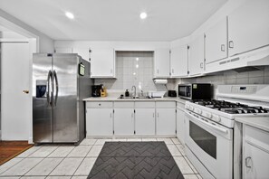 Kühlschrank, Mikrowelle, Ofen, Wasserkocher mit Kaffee-/Teezubehör