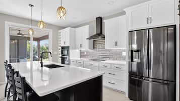 Een koelkast, een magnetron, een oven, een vaatwasser