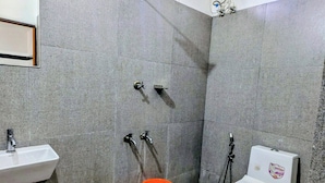 Un bagno piccolo con lavandino, WC e doccia.