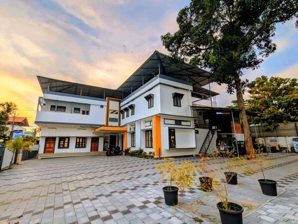 Front of property - Kollam Beach Resort (Kollam)