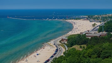 Beach nearby, sun-loungers, beach towels