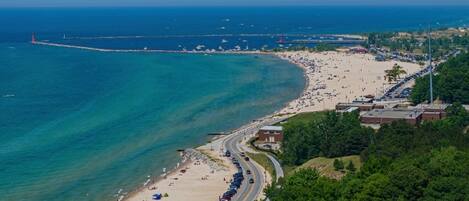 Nær stranden, solsenger og strandhåndklær