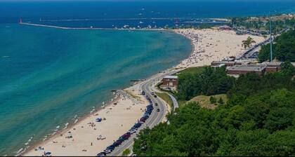 Historic Beach Cottage Steps away from The Deck and across from the beach