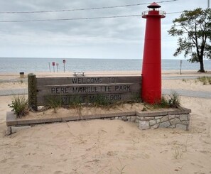 Playa en los alrededores, camastros y toallas de playa 