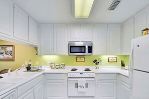Fridge, microwave, oven, stovetop - St. Simons Island Townhouse Vacation Rental (Saint Simons Island)