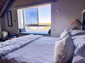Tabla de planchar con plancha, wifi y ropa de cama