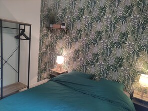 1 bedroom, travel crib, internet